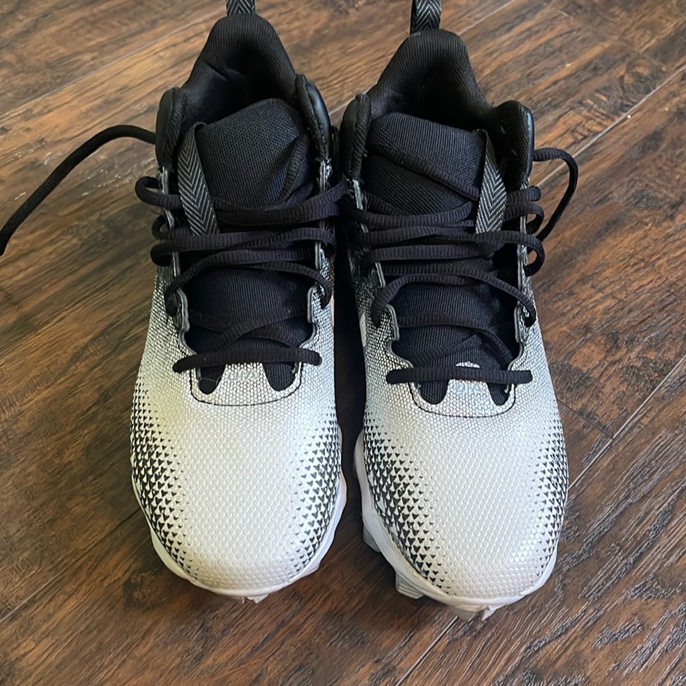 under armour football cleats size5.5 black and white